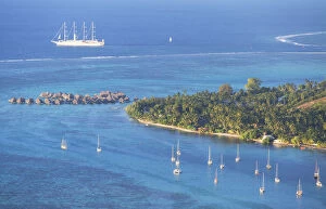 Pacific Islands Gallery: View of Opunohu Bay and Hilton Mo orea Lagoon Resort, Mo orea, Society Islands