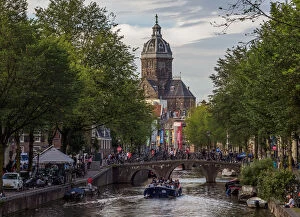 Images Dated 22nd March 2018: View over Oudezijds Voorburgwal Canal towards the Basilica of Saint Nicholas, Amsterdam