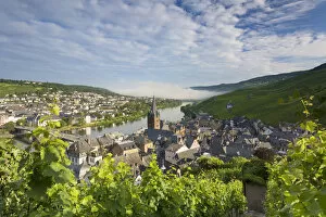 Images Dated 11th October 2016: View of River Moselle and Bernkastel-Kues, Rhineland-Palatinate, Germany