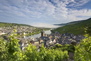Images Dated 11th October 2016: View of River Moselle and Bernkastel-Kues, Rhineland-Palatinate, Germany