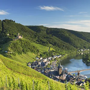 Ian Tower Prints: View of River Moselle and Bernkastel-Kues, Rhineland-Palatinate, Germany