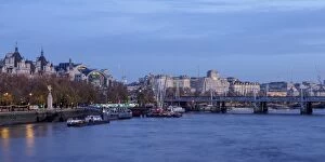 Images Dated 4th December 2017: View over River Thames towards Hungerford Bridge and Charing Cross Station, London