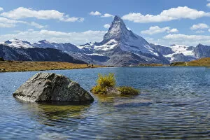 Images Dated 20th April 2022: View over Stellisee lake to Matterhorn (4478m), Zermatt, Valais, Swiss Alps, Switzerland