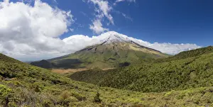 View of the Taranaki volcano in New Zealand northern island on a sunny day