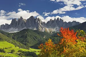 Images Dated 19th February 2021: View of Val de Funes against Geisler Peaks (Sass Rigais), St
