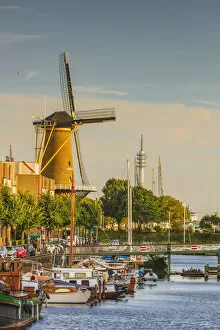 Mill Gallery: View of Wind Korenmolen de Distilleerketel mill and Delfshaven in Rotterdam