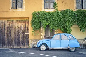 Images Dated 6th July 2014: Vintage blue Citroen 2cv parked in front of a house in Castellet, Vaucluse