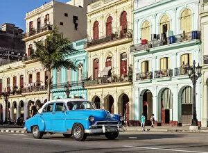 Images Dated 16th January 2020: Vintage car at Paseo del Prado or Paseo de Marti, Havana, La Habana Province, Cuba