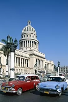 Images Dated 12th February 2008: Vintage Cars & Capitol Building (Capitolio), Havana (Habana), Cuba