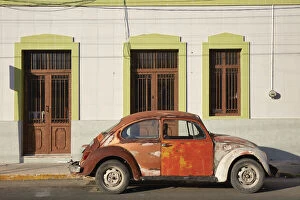 Images Dated 7th June 2022: A vintage Volkswagen Beetle in front of a house in Merida, Yucatan, Mexico