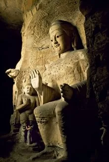 Rock Art Gallery: Visitor beside one of the Buddha statues at the 5th