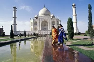 Sari Gallery: Visitors at the Taj Mahal, Agra