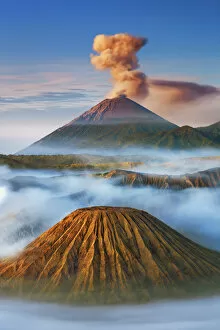Indonesia Gallery: Volcanic landscape with Semeru, Batok - Indonesia, Java, Tengger Caldera