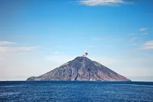 Images Dated 4th April 2011: Vulcan island of Stromboli, Aeolian Islands, Sicily, Italy