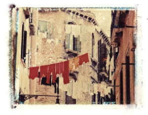 <b class=qtipBold><figcaption>Washing hanging outside</figcaption></b><br>Washing hanging outside, Venice, Italy<br><em>© Jon Arnold</em> Washing hanging outside