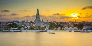Images Dated 5th February 2018: Wat Arun (Temple of Dawn) and Chao Praya River, Bangkok, Thailand