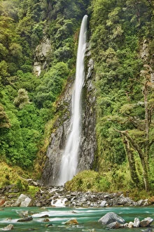 Polynesia Collection: Waterfall Thunder Creek Falls and Hst River - New Zealand, South Island, West Coast