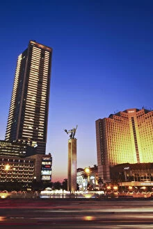 Images Dated 30th September 2011: Welcome Monument and Grand Hyatt Hotel at dusk, Jakarta, Java, Indonesia