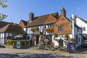 Images Dated 25th September 2017: White Horse Pub, Shere - Location for the film The Holiday - Surrey, England
