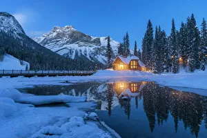 Images Dated 19th August 2019: Winter Chalet at Night, Emerald Lake, British Columbia, Canada