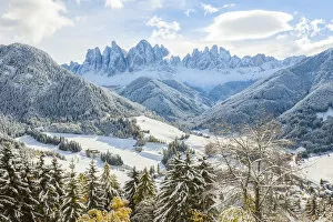 Images Dated 8th March 2013: Winter snow, St. Magdalena village, Geisler Spitzen (3060m), Val di Funes, Dolomites