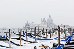 Images Dated 9th April 2020: Winter snowfall in the city of Venice, gondolas covered by snow