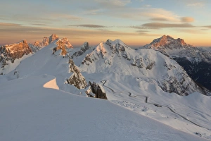 Stunning Gallery: Winter sunset from the summit of Nuvolao towards the Giau with Pelmo and Civetta in the background