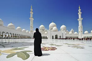 Images Dated 13th January 2015: Woman in a black burkha stands in front of Sheikh Zayed Mosque, Abu Dhabi, United