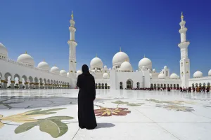 Images Dated 13th January 2015: Woman in a black burkha stands in front of Sheikh Zayed Mosque, Abu Dhabi, United