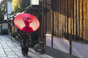 Images Dated 30th March 2018: Woman in kimono walking along alleyway, Kyoto, Kansai, Japan (MR)