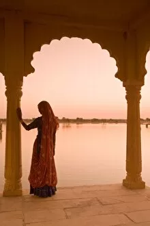 Sari Gallery: Woman wearing Sari, Jaisalmer, Rajasthan, India