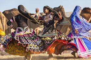 Dancers Collection: Women Dancers, Pushkar camel fair, Pushkar, Rajasthan State, India