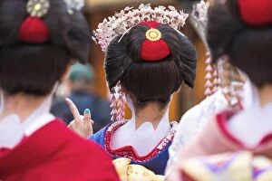 Images Dated 16th November 2015: Women dressed in traditional geisha dress & woman pointing, Kyoto, Japan