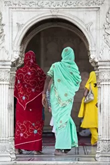 Sari Gallery: Women in the Jama Masjid mosque in Old Delhi, India