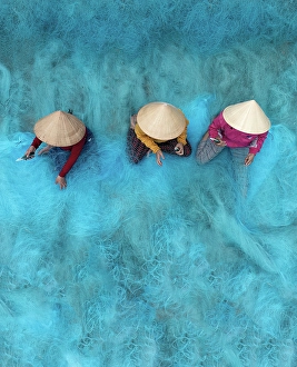Hoi An Prints: Women repairing fishing nets, Duy Vinh village, near Hoi An, Central Vietnam