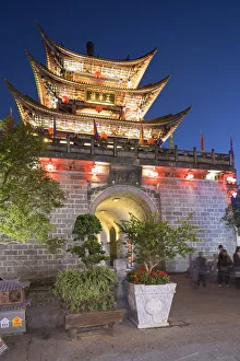 Images Dated 14th February 2017: Wu Hua Gate at dusk, Dali, Yunnan, China