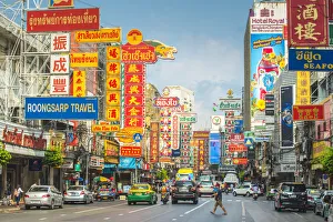 Images Dated 31st March 2018: Yaowarat Road, Samphanthawong (Chinatown), Bangkok, Thailand