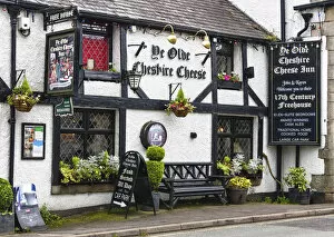 Images Dated 14th July 2021: Ye Olde Cheshire Cheese Inn, traditional 17th century coaching inn in Castleton