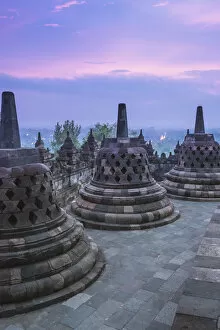 Images Dated 17th January 2017: Yogyakarta, Java, Indonesia, South East Asia. Borobudur temple at dusk