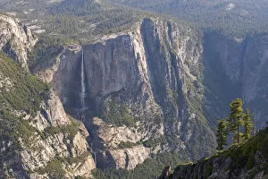 Images Dated 18th May 2016: Yosemite Falls photographed from Taft Point, Yosemite National Park, California, USA