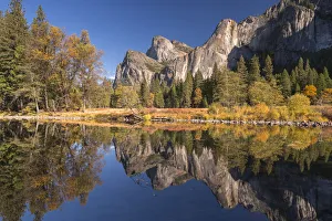 Images Dated 18th May 2016: Yosemite Valley reflected in the Merced River at Valley View, Yosemite National Park