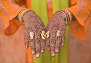 Images Dated 2004 November: Young Indian Girl with Hennaed Hands, Jaipur, Rajasthan, India