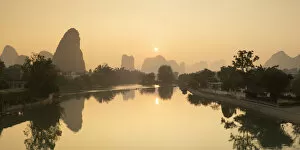Images Dated 19th November 2015: Yulong River at dawn, Yangshuo, Guangxi, China