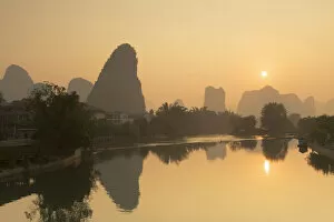 Images Dated 19th November 2015: Yulong River at dawn, Yangshuo, Guangxi, China